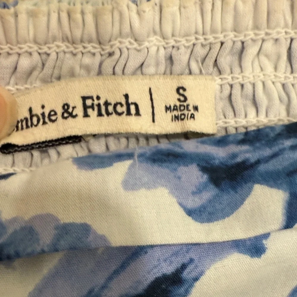 Abercrombie & Fitch Blue‎ Floral Puff Sleeve cropped Blouse top shirt